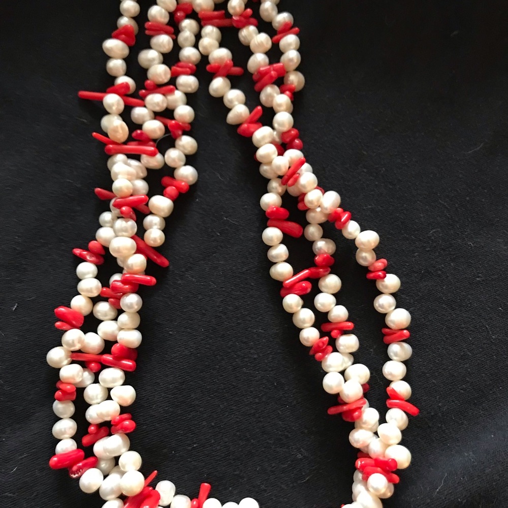 Fun summer necklace in coral and pearl
